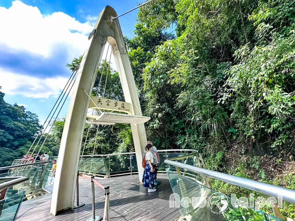 桃園復興景點∣小烏來風景特定區∣宇內溪戲水區, 夏日限定合法開放溪流戲水區, 救生員溪邊駐守看顧, 銅板價一票三玩, 順遊天空步道與天空繩橋