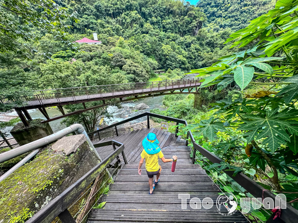 桃園復興景點∣小烏來風景特定區∣宇內溪戲水區, 夏日限定合法開放溪流戲水區, 救生員溪邊駐守看顧, 銅板價一票三玩, 順遊天空步道與天空繩橋