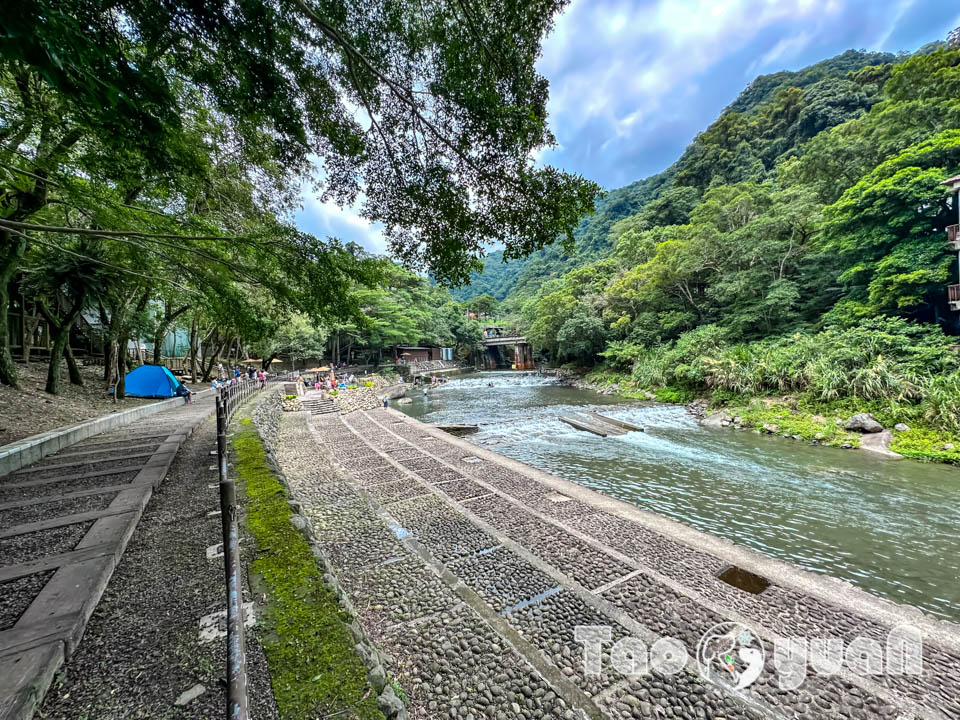 桃園復興景點∣小烏來風景特定區∣宇內溪戲水區, 夏日限定合法開放溪流戲水區, 救生員溪邊駐守看顧, 銅板價一票三玩, 順遊天空步道與天空繩橋