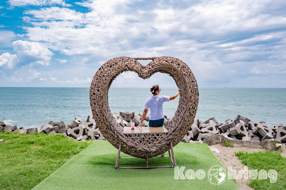 高雄彌陀景點〡愛琴海岸海景度假農場, 坐擁紓壓海景享受放鬆時刻, 可愛風和浪漫系造景拍到手軟, 海景第一排咖啡廳, 有趣親子互動遊具, 高雄親子景點