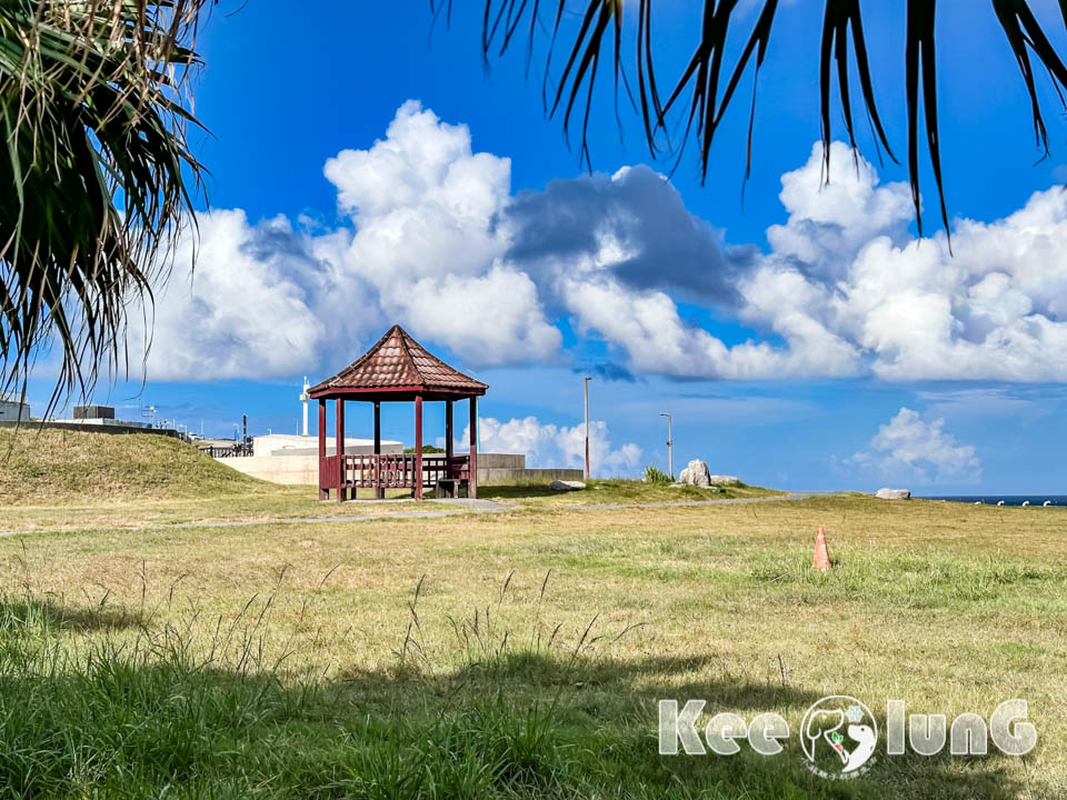 基隆中正景點〡潮境公園〡最新基隆恐龍 AR 生態園區進駐, 試營運期間免費沉浸式體驗, 遠眺基隆嶼九份山城, 學哈利波特騎著掃把飛, 經典鸚鵡螺溜滑梯, 潮市集別錯過