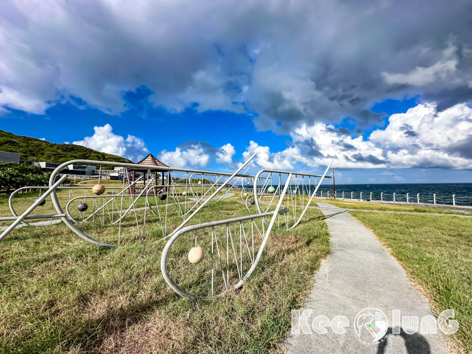 基隆中正景點〡潮境公園〡最新基隆恐龍 AR 生態園區進駐, 試營運期間免費沉浸式體驗, 遠眺基隆嶼九份山城, 學哈利波特騎著掃把飛, 經典鸚鵡螺溜滑梯, 潮市集別錯過