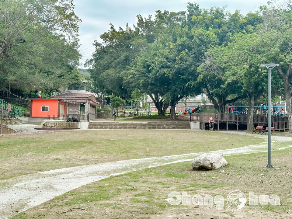 彰化員林景點 ｜百果山溜滑梯, 喔熊坡面遊戲場, 近26公尺彩虹管道滑梯, 在地水果造景點綴, 超級任務組歐熊組長坐鎮