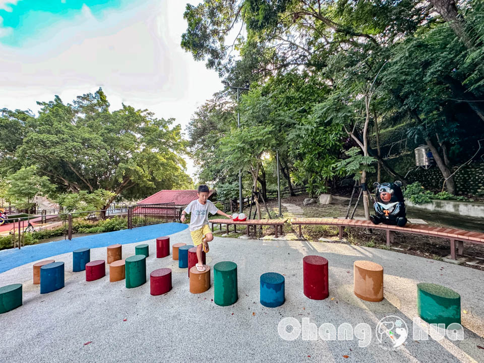 彰化員林景點 ｜百果山溜滑梯, 喔熊坡面遊戲場, 近26公尺彩虹管道滑梯, 在地水果造景點綴, 超級任務組歐熊組長坐鎮