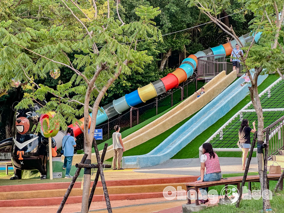 彰化員林景點 ｜百果山溜滑梯, 喔熊坡面遊戲場, 近26公尺彩虹管道滑梯, 在地水果造景點綴, 超級任務組歐熊組長坐鎮