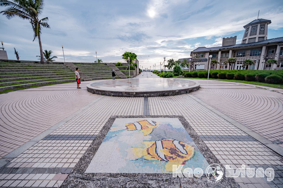 高雄旗津景點〡旗津貝殼館〡超過2000種貝類, 70公斤鎮館之寶二枚貝, 一場驚奇的視覺饗宴, 海岸公園藝術地景美拍, 金光閃閃巨無霸海珍珠