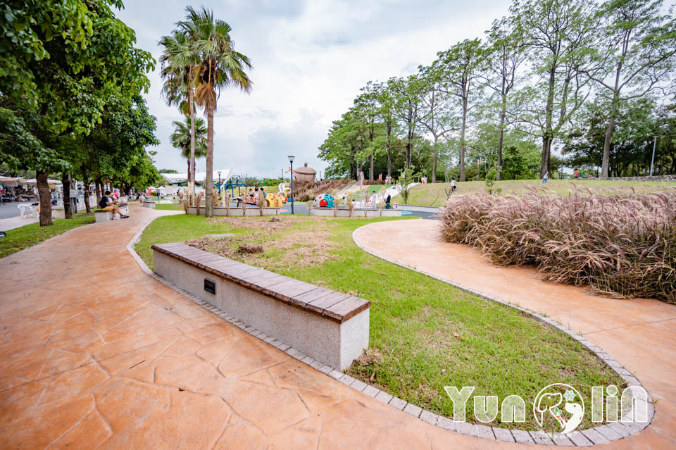 雲林斗六景點〡斗六膨鼠森林公園〡好鄰居金瓜鼠公園, 多樣化遊具設施增添新鮮感, 松果子滑梯好玩又吸睛, 走步道與松鼠不期而遇, 超威親子公園