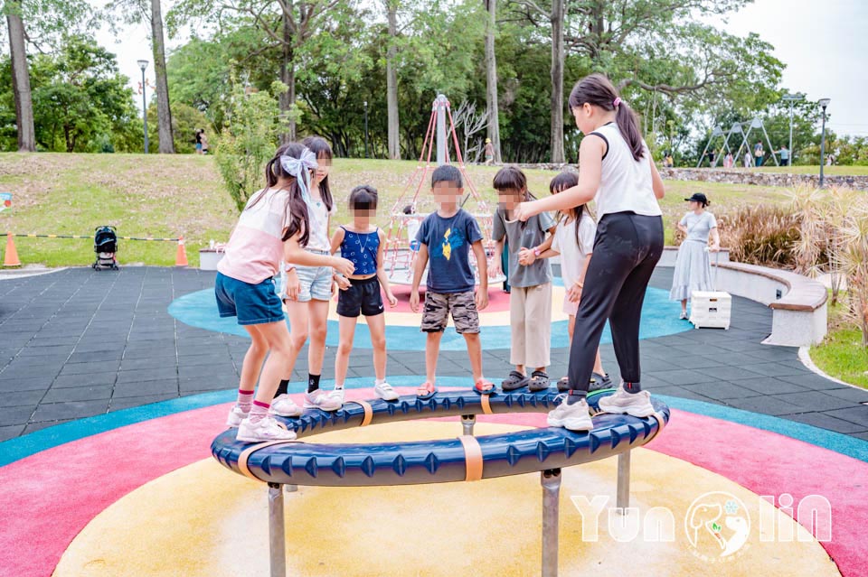 雲林斗六景點〡斗六膨鼠森林公園〡好鄰居金瓜鼠公園, 多樣化遊具設施增添新鮮感, 松果子滑梯好玩又吸睛, 走步道與松鼠不期而遇, 超威親子公園