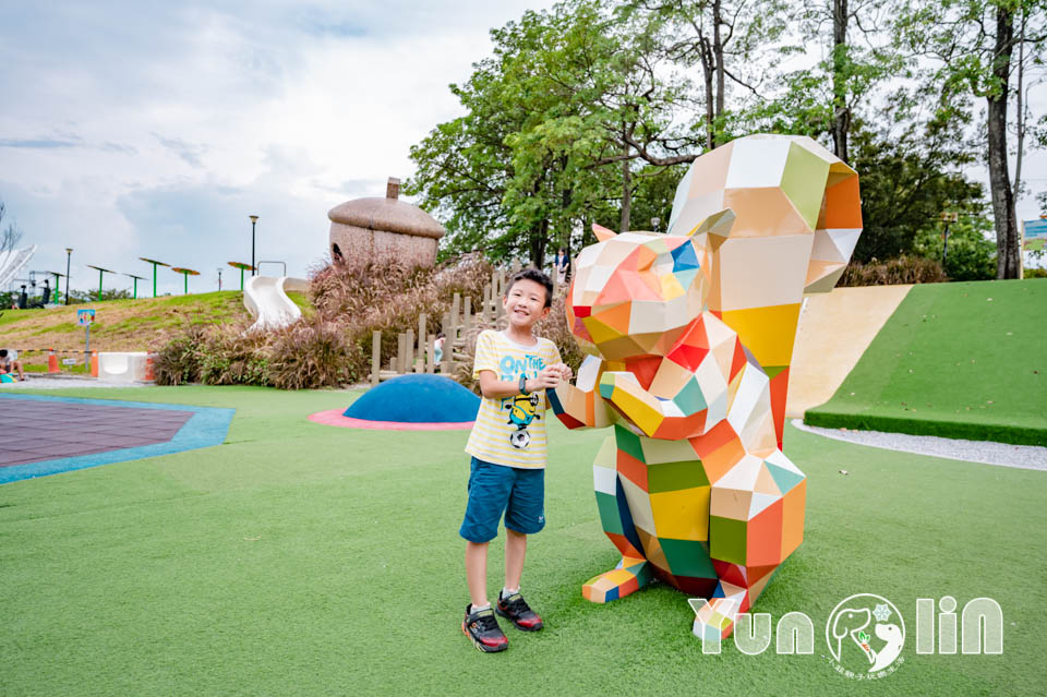 雲林斗六景點〡斗六膨鼠森林公園〡好鄰居金瓜鼠公園, 多樣化遊具設施增添新鮮感, 松果子滑梯好玩又吸睛, 走步道與松鼠不期而遇, 超威親子公園