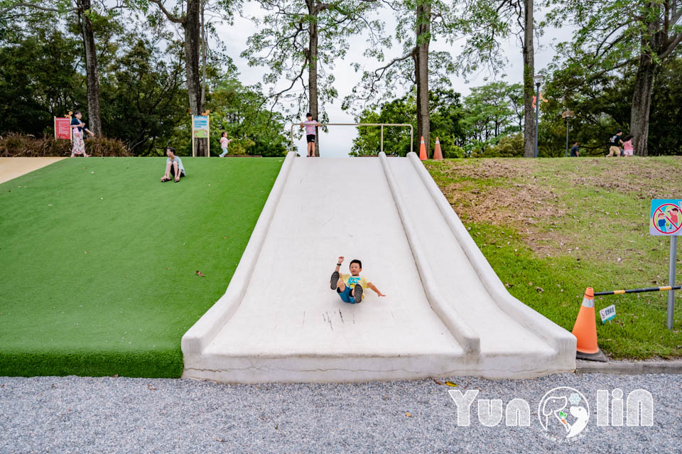 雲林斗六景點〡斗六膨鼠森林公園〡好鄰居金瓜鼠公園, 多樣化遊具設施增添新鮮感, 松果子滑梯好玩又吸睛, 走步道與松鼠不期而遇, 超威親子公園