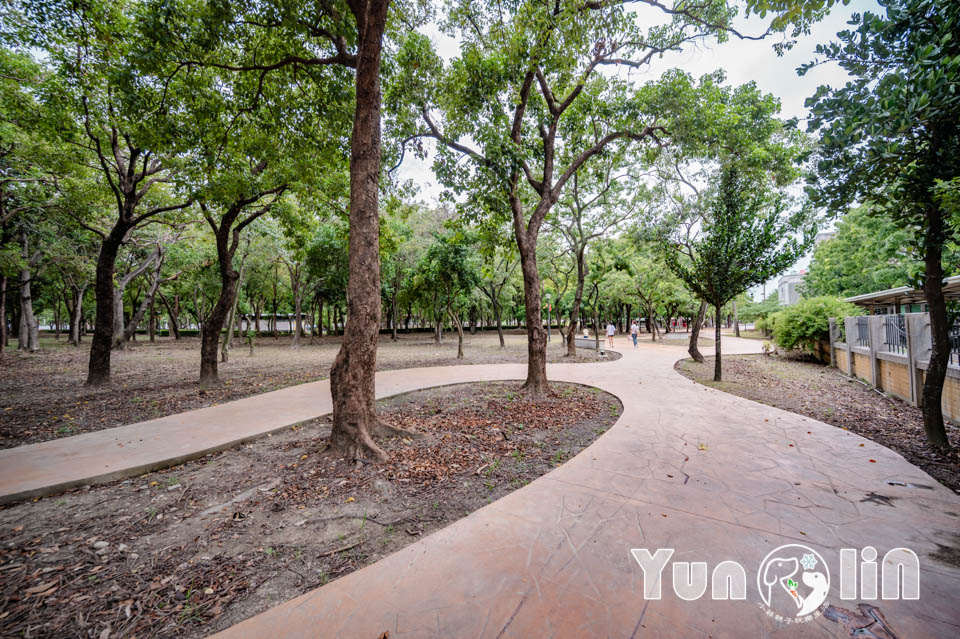 雲林斗六景點〡斗六膨鼠森林公園〡好鄰居金瓜鼠公園, 多樣化遊具設施增添新鮮感, 松果子滑梯好玩又吸睛, 走步道與松鼠不期而遇, 超威親子公園