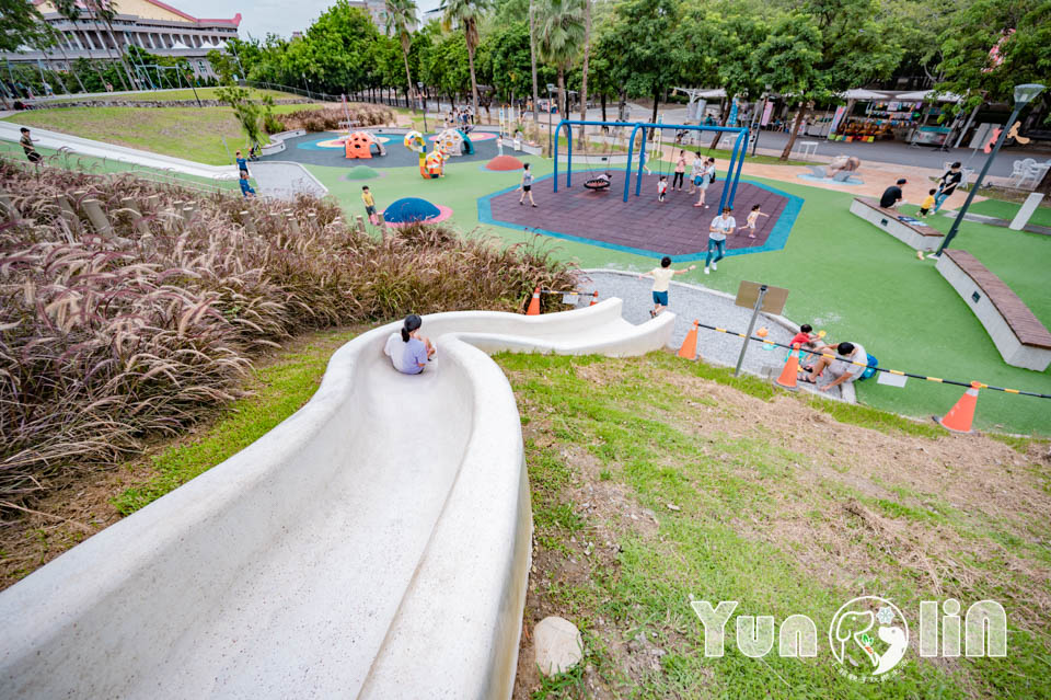 雲林斗六景點〡斗六膨鼠森林公園〡好鄰居金瓜鼠公園, 多樣化遊具設施增添新鮮感, 松果子滑梯好玩又吸睛, 走步道與松鼠不期而遇, 超威親子公園