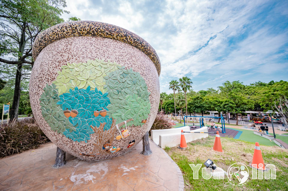 雲林斗六景點〡斗六膨鼠森林公園〡好鄰居金瓜鼠公園, 多樣化遊具設施增添新鮮感, 松果子滑梯好玩又吸睛, 走步道與松鼠不期而遇, 超威親子公園