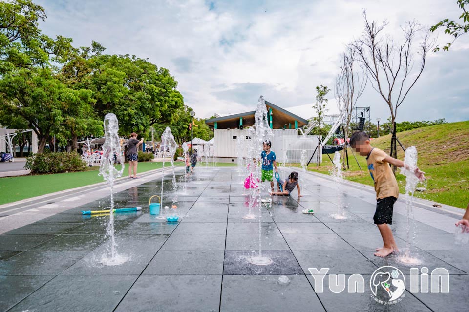 雲林斗六景點〡斗六膨鼠森林公園〡好鄰居金瓜鼠公園, 多樣化遊具設施增添新鮮感, 松果子滑梯好玩又吸睛, 走步道與松鼠不期而遇, 超威親子公園