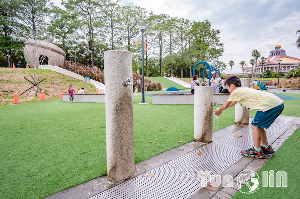 雲林斗六景點〡斗六膨鼠森林公園〡好鄰居金瓜鼠公園, 多樣化遊具設施增添新鮮感, 松果子滑梯好玩又吸睛, 走步道與松鼠不期而遇, 超威親子公園