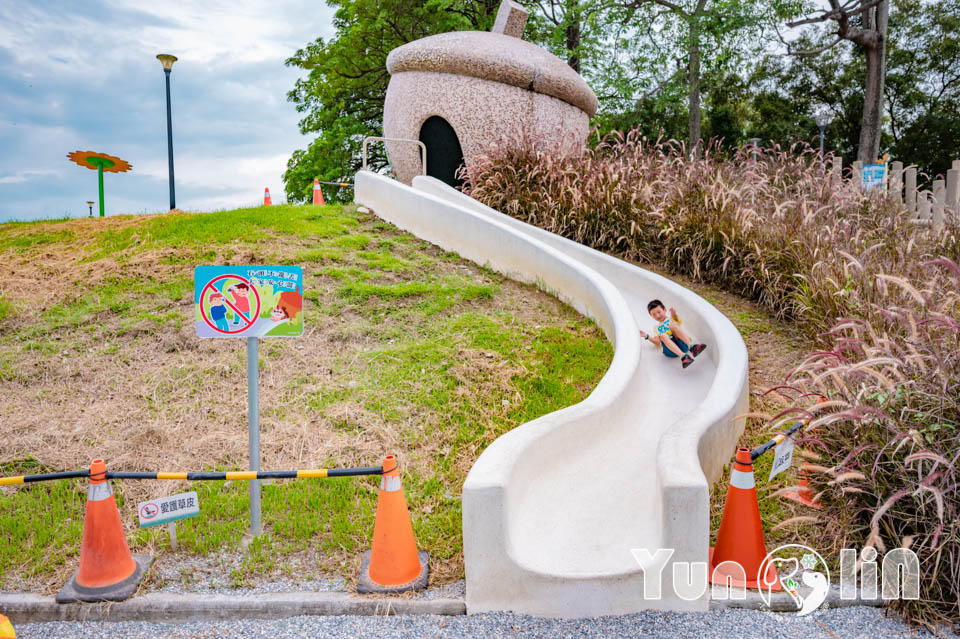 雲林斗六景點〡斗六膨鼠森林公園〡好鄰居金瓜鼠公園, 多樣化遊具設施增添新鮮感, 松果子滑梯好玩又吸睛, 走步道與松鼠不期而遇, 超威親子公園