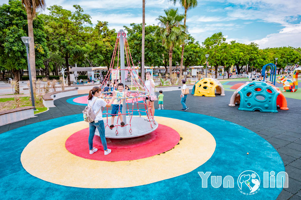 雲林斗六景點〡斗六膨鼠森林公園〡好鄰居金瓜鼠公園, 多樣化遊具設施增添新鮮感, 松果子滑梯好玩又吸睛, 走步道與松鼠不期而遇, 超威親子公園