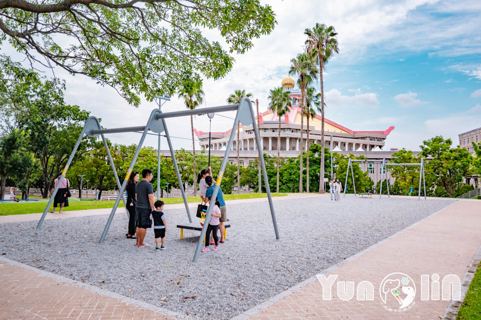 雲林斗六景點〡斗六膨鼠森林公園〡好鄰居金瓜鼠公園, 多樣化遊具設施增添新鮮感, 松果子滑梯好玩又吸睛, 走步道與松鼠不期而遇, 超威親子公園