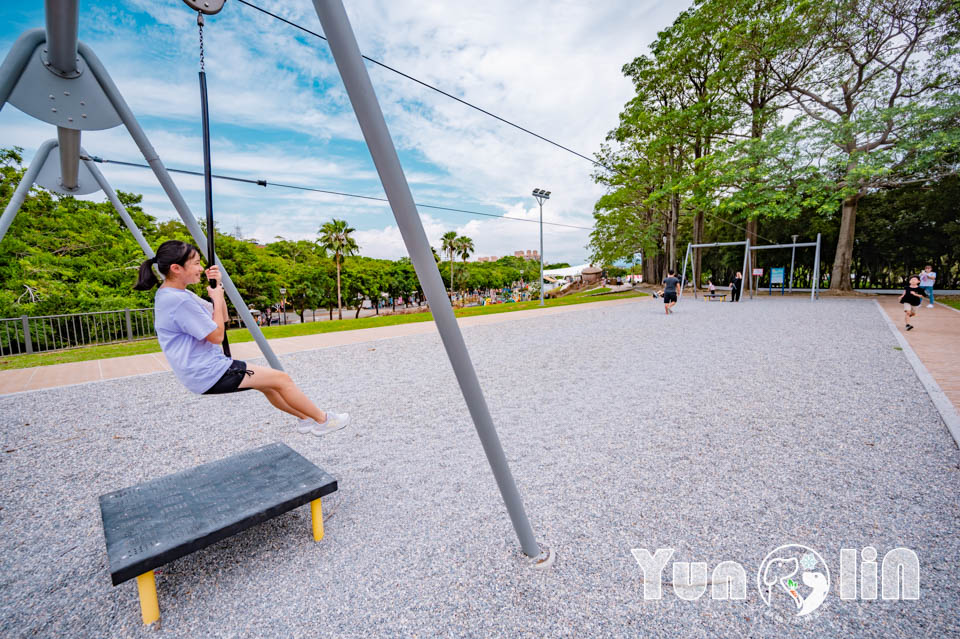 雲林斗六景點〡斗六膨鼠森林公園〡好鄰居金瓜鼠公園, 多樣化遊具設施增添新鮮感, 松果子滑梯好玩又吸睛, 走步道與松鼠不期而遇, 超威親子公園