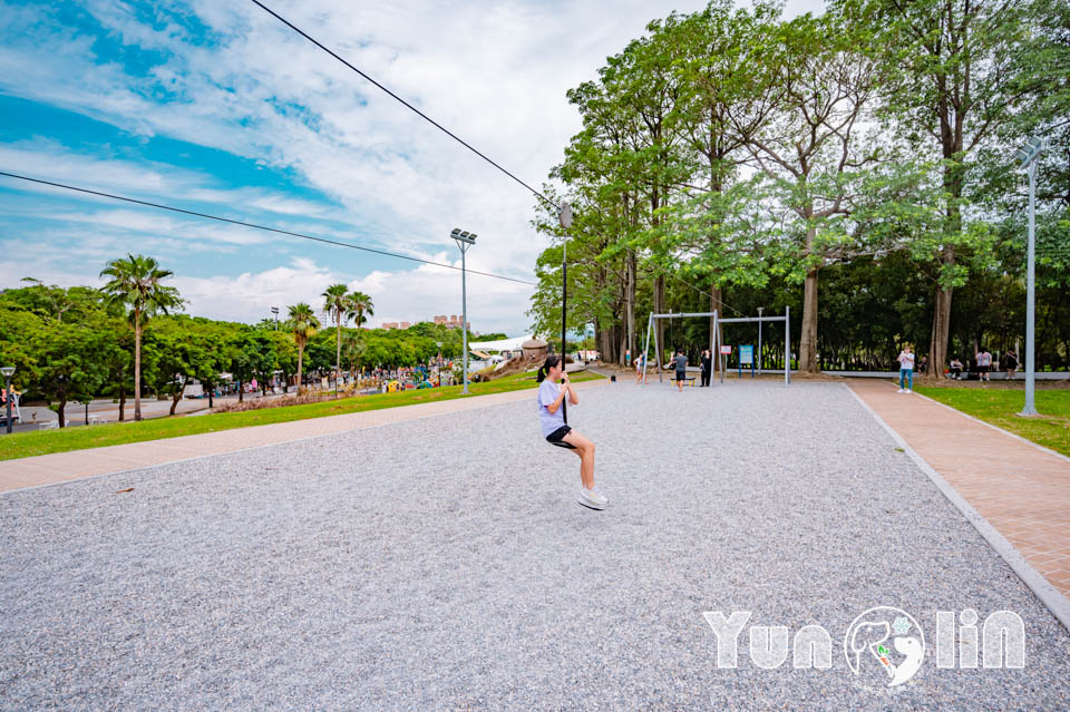 雲林斗六景點〡斗六膨鼠森林公園〡好鄰居金瓜鼠公園, 多樣化遊具設施增添新鮮感, 松果子滑梯好玩又吸睛, 走步道與松鼠不期而遇, 超威親子公園