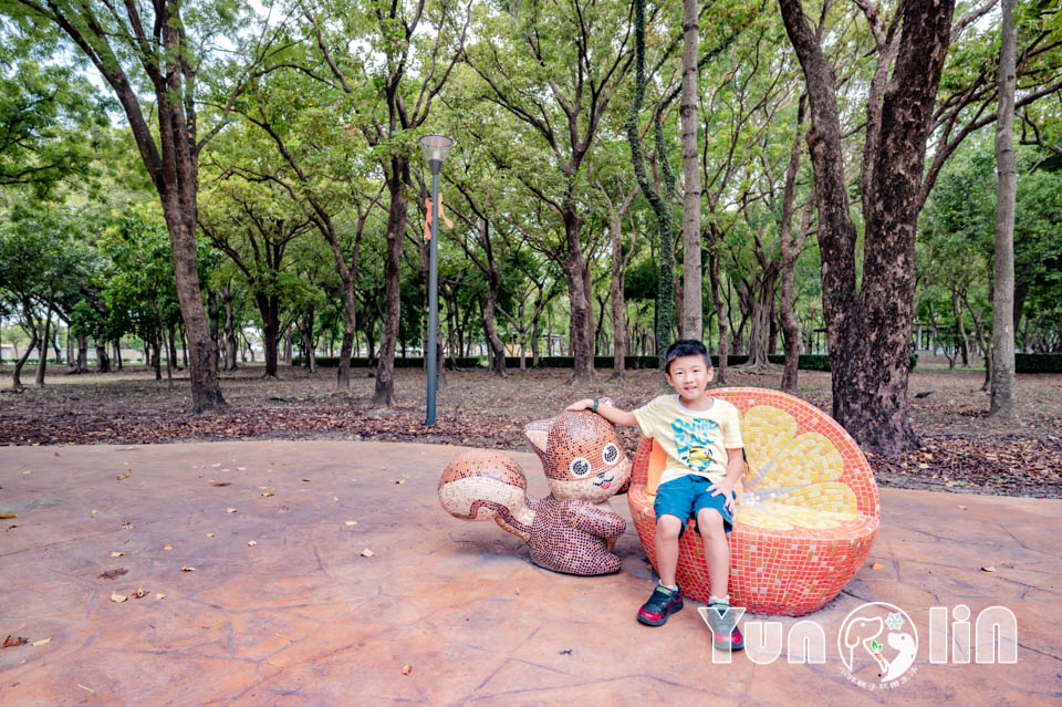 雲林斗六景點〡斗六膨鼠森林公園〡好鄰居金瓜鼠公園, 多樣化遊具設施增添新鮮感, 松果子滑梯好玩又吸睛, 走步道與松鼠不期而遇, 超威親子公園