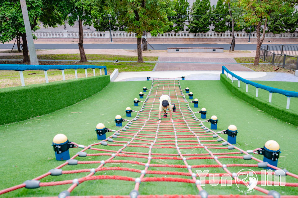 雲林斗六景點〡斗六膨鼠森林公園〡好鄰居金瓜鼠公園, 多樣化遊具設施增添新鮮感, 松果子滑梯好玩又吸睛, 走步道與松鼠不期而遇, 超威親子公園