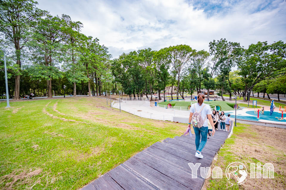 雲林斗六景點〡斗六膨鼠森林公園〡好鄰居金瓜鼠公園, 多樣化遊具設施增添新鮮感, 松果子滑梯好玩又吸睛, 走步道與松鼠不期而遇, 超威親子公園