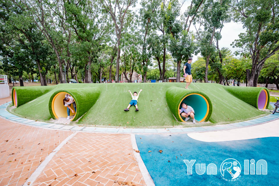 雲林斗六景點〡斗六膨鼠森林公園〡好鄰居金瓜鼠公園, 多樣化遊具設施增添新鮮感, 松果子滑梯好玩又吸睛, 走步道與松鼠不期而遇, 超威親子公園