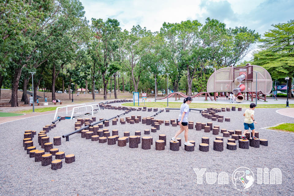 雲林斗六景點〡斗六膨鼠森林公園〡好鄰居金瓜鼠公園, 多樣化遊具設施增添新鮮感, 松果子滑梯好玩又吸睛, 走步道與松鼠不期而遇, 超威親子公園