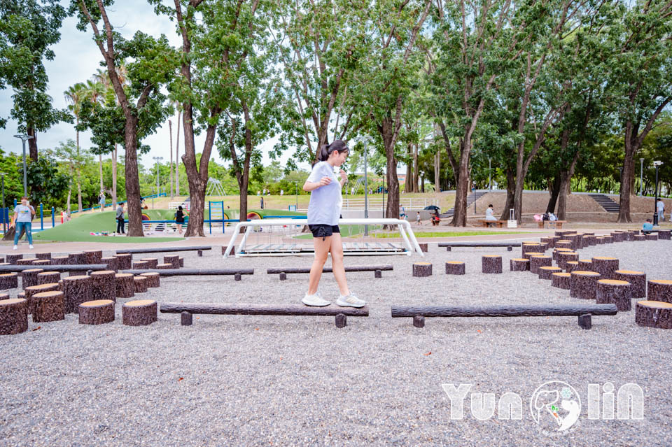 雲林斗六景點〡斗六膨鼠森林公園〡好鄰居金瓜鼠公園, 多樣化遊具設施增添新鮮感, 松果子滑梯好玩又吸睛, 走步道與松鼠不期而遇, 超威親子公園