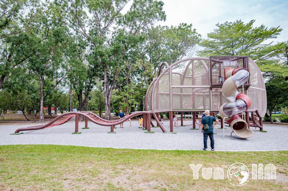 雲林斗六景點〡斗六膨鼠森林公園〡好鄰居金瓜鼠公園, 多樣化遊具設施增添新鮮感, 松果子滑梯好玩又吸睛, 走步道與松鼠不期而遇, 超威親子公園