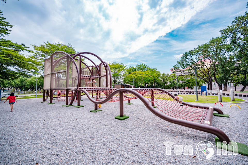 雲林斗六景點〡斗六膨鼠森林公園〡好鄰居金瓜鼠公園, 多樣化遊具設施增添新鮮感, 松果子滑梯好玩又吸睛, 走步道與松鼠不期而遇, 超威親子公園