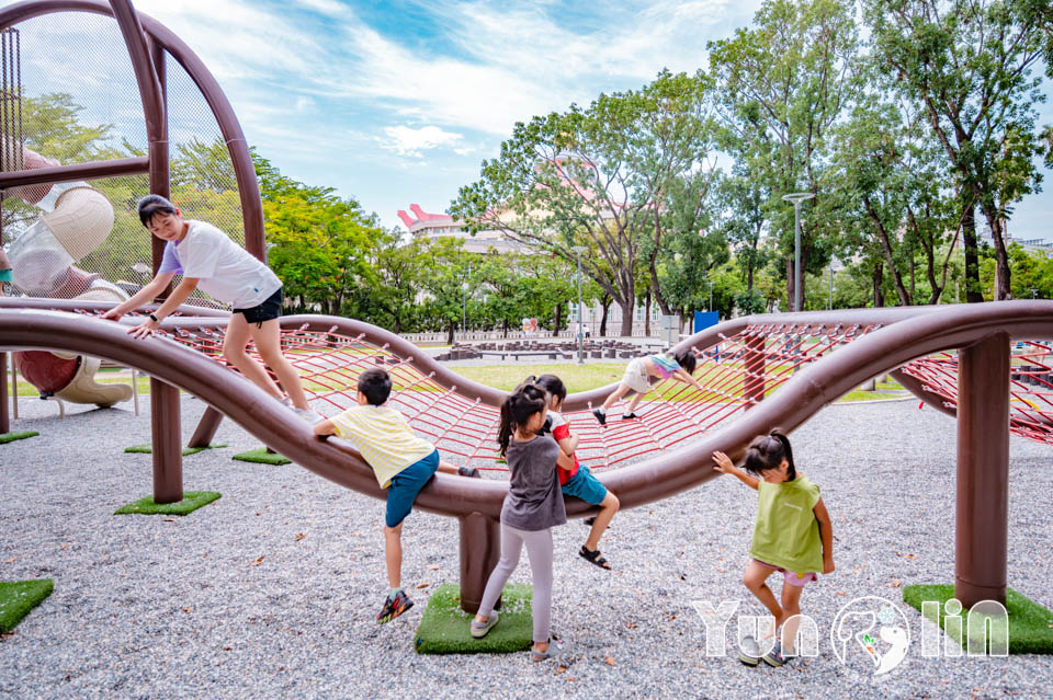 雲林斗六景點〡斗六膨鼠森林公園〡好鄰居金瓜鼠公園, 多樣化遊具設施增添新鮮感, 松果子滑梯好玩又吸睛, 走步道與松鼠不期而遇, 超威親子公園