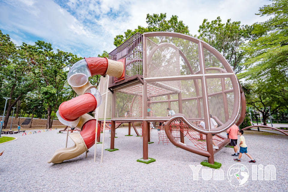 雲林斗六景點〡斗六膨鼠森林公園〡好鄰居金瓜鼠公園, 多樣化遊具設施增添新鮮感, 松果子滑梯好玩又吸睛, 走步道與松鼠不期而遇, 超威親子公園