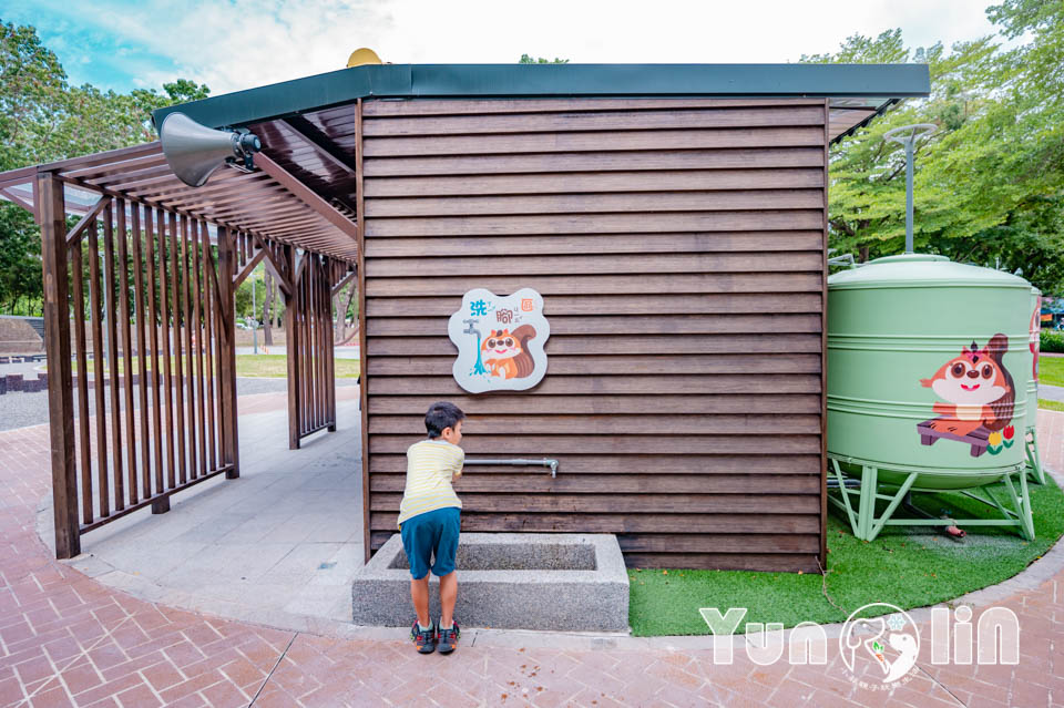 雲林斗六景點〡斗六膨鼠森林公園〡好鄰居金瓜鼠公園, 多樣化遊具設施增添新鮮感, 松果子滑梯好玩又吸睛, 走步道與松鼠不期而遇, 超威親子公園