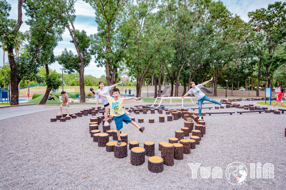 雲林斗六景點〡斗六膨鼠森林公園〡好鄰居金瓜鼠公園, 多樣化遊具設施增添新鮮感, 松果子滑梯好玩又吸睛, 走步道與松鼠不期而遇, 超威親子公園