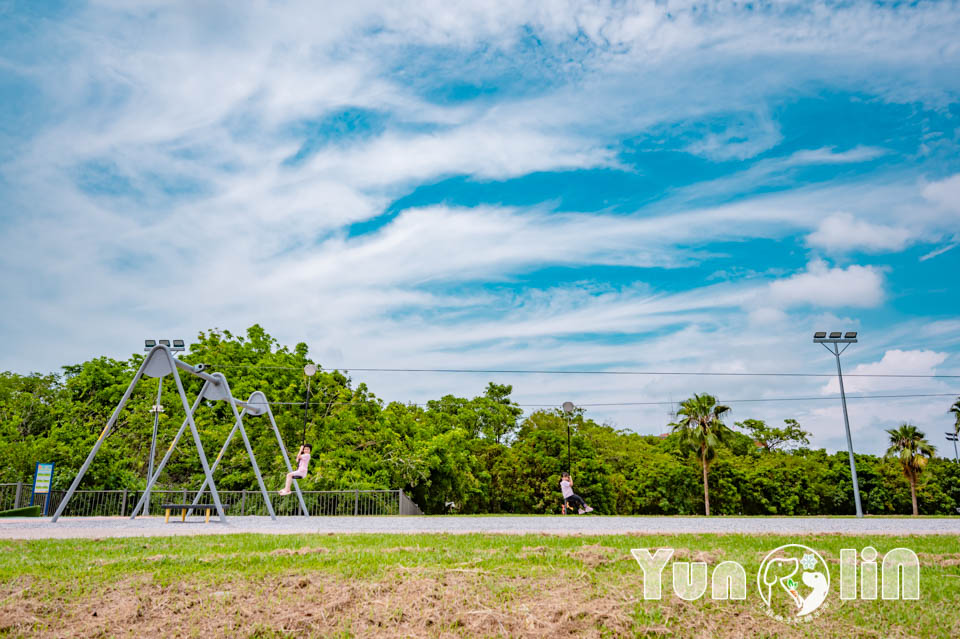 雲林斗六景點〡斗六膨鼠森林公園〡好鄰居金瓜鼠公園, 多樣化遊具設施增添新鮮感, 松果子滑梯好玩又吸睛, 走步道與松鼠不期而遇, 超威親子公園