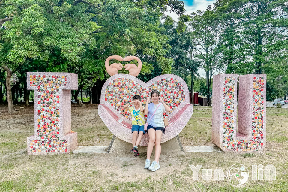 雲林斗六景點〡斗六膨鼠森林公園〡好鄰居金瓜鼠公園, 多樣化遊具設施增添新鮮感, 松果子滑梯好玩又吸睛, 走步道與松鼠不期而遇, 超威親子公園