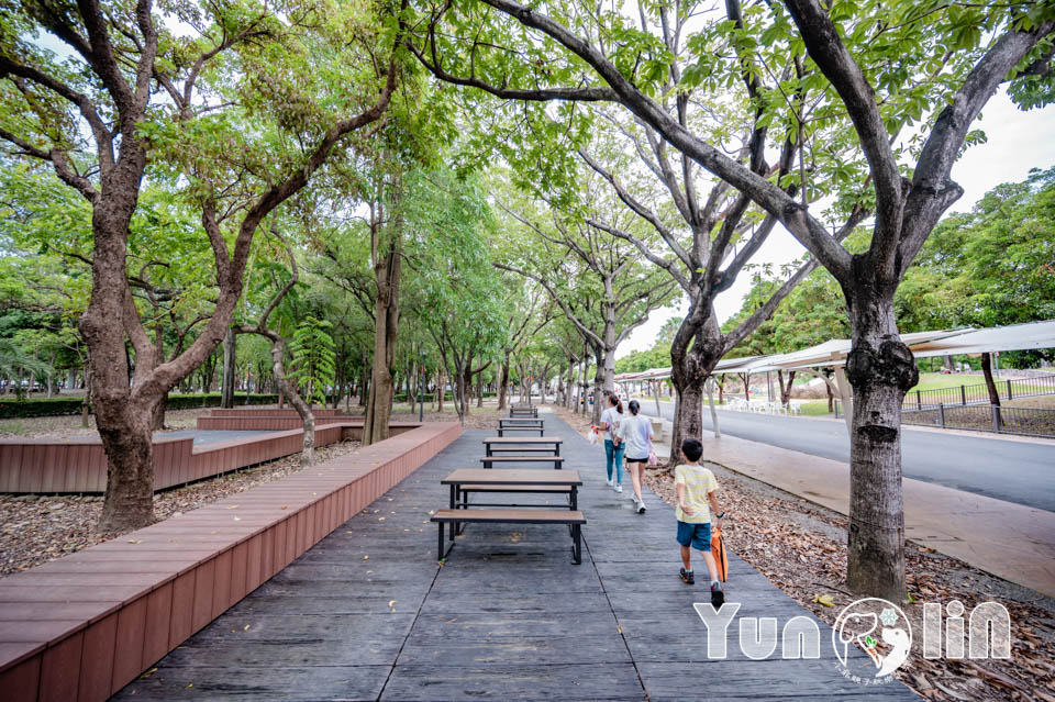 雲林斗六景點〡斗六膨鼠森林公園〡好鄰居金瓜鼠公園, 多樣化遊具設施增添新鮮感, 松果子滑梯好玩又吸睛, 走步道與松鼠不期而遇, 超威親子公園