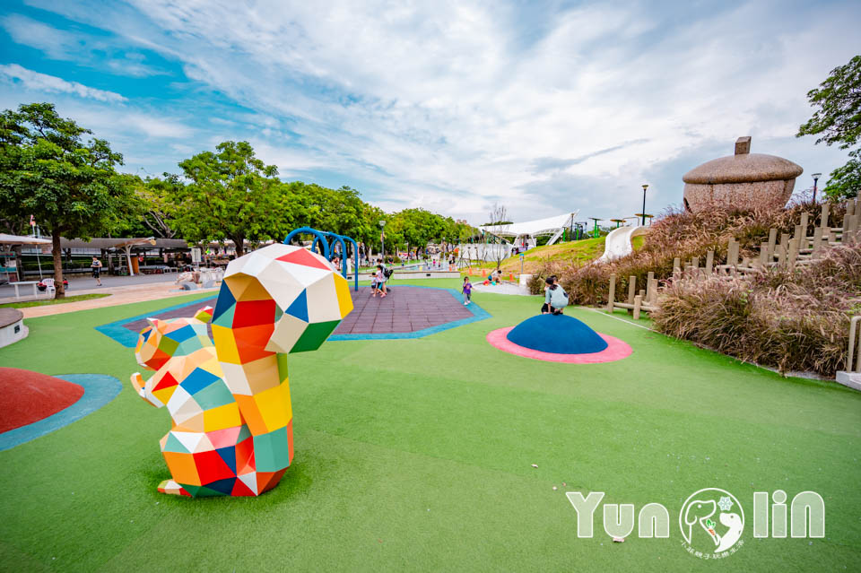 雲林斗六景點〡斗六膨鼠森林公園〡好鄰居金瓜鼠公園, 多樣化遊具設施增添新鮮感, 松果子滑梯好玩又吸睛, 走步道與松鼠不期而遇, 超威親子公園