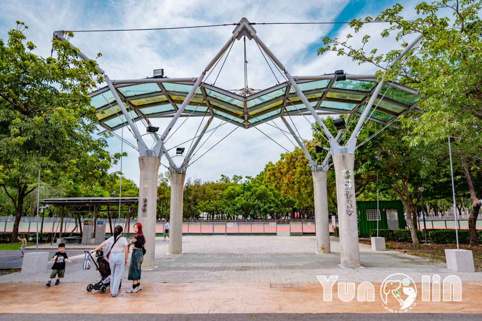 雲林斗六景點〡斗六膨鼠森林公園〡好鄰居金瓜鼠公園, 多樣化遊具設施增添新鮮感, 松果子滑梯好玩又吸睛, 走步道與松鼠不期而遇, 超威親子公園