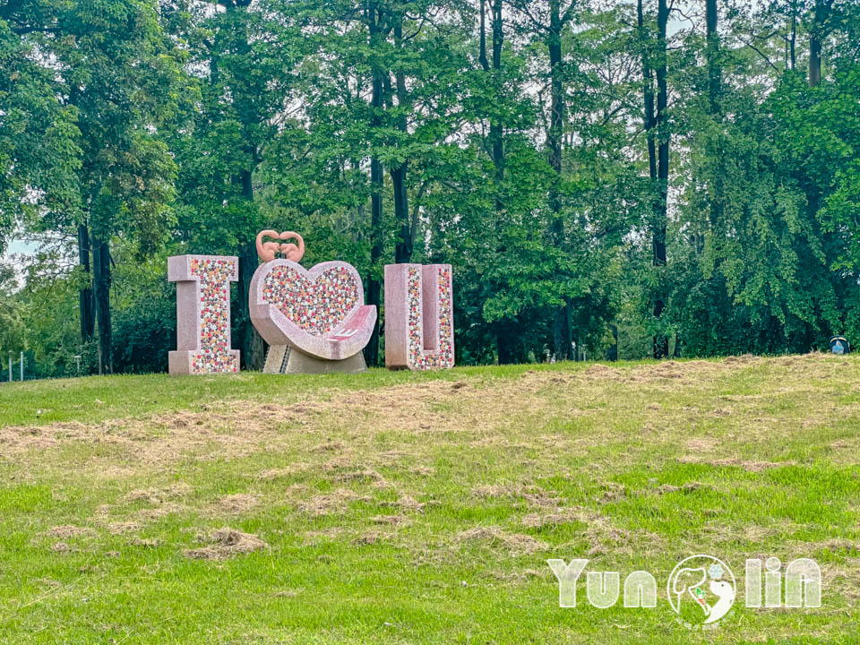 雲林斗六景點〡斗六膨鼠森林公園〡好鄰居金瓜鼠公園, 多樣化遊具設施增添新鮮感, 松果子滑梯好玩又吸睛, 走步道與松鼠不期而遇, 超威親子公園