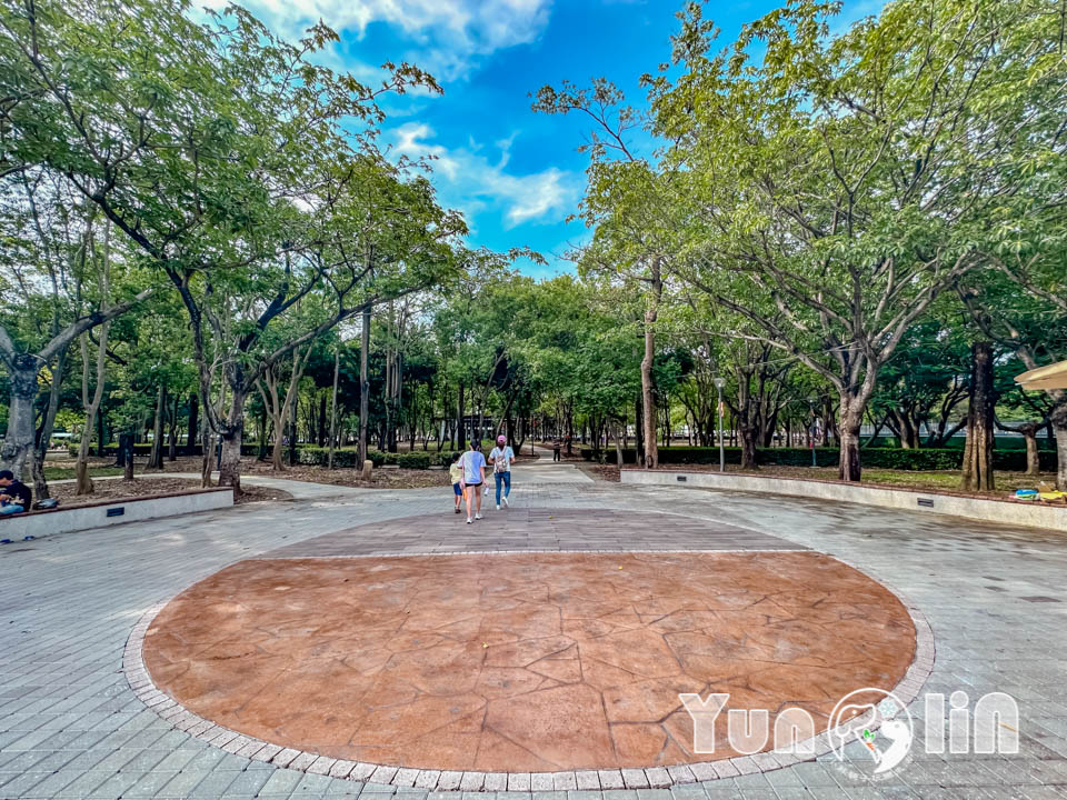 雲林斗六景點〡斗六膨鼠森林公園〡好鄰居金瓜鼠公園, 多樣化遊具設施增添新鮮感, 松果子滑梯好玩又吸睛, 走步道與松鼠不期而遇, 超威親子公園