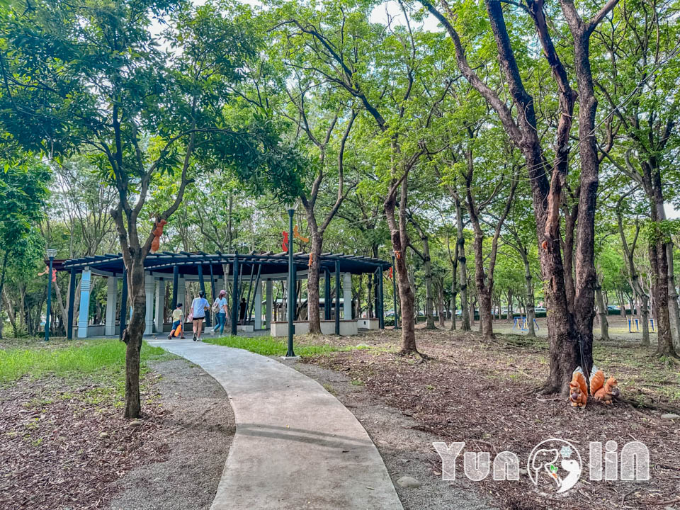 雲林斗六景點〡斗六膨鼠森林公園〡好鄰居金瓜鼠公園, 多樣化遊具設施增添新鮮感, 松果子滑梯好玩又吸睛, 走步道與松鼠不期而遇, 超威親子公園