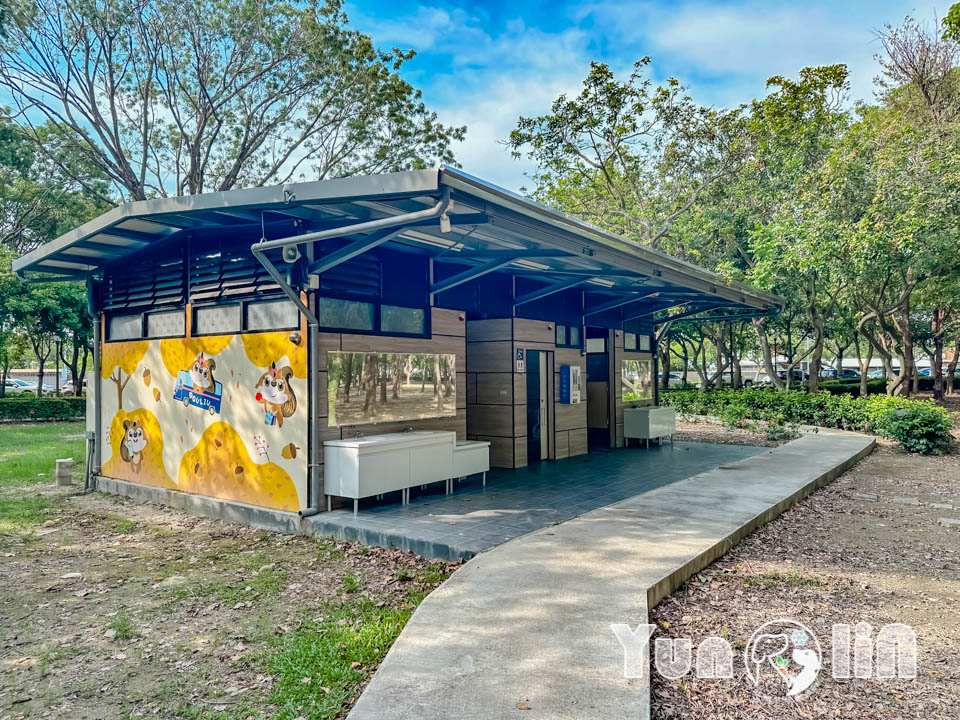 雲林斗六景點〡斗六膨鼠森林公園〡好鄰居金瓜鼠公園, 多樣化遊具設施增添新鮮感, 松果子滑梯好玩又吸睛, 走步道與松鼠不期而遇, 超威親子公園