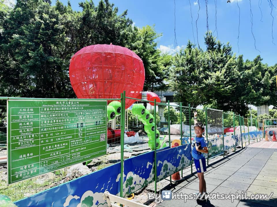 新北三重景點〡同安36公園〡全台首座蘋果造型公園, 毛毛蟲特色鞦韆, 大蘋果裡竟然還有果核遊具, 空中步道變身一尾紅龍, 順遊空軍三重一村