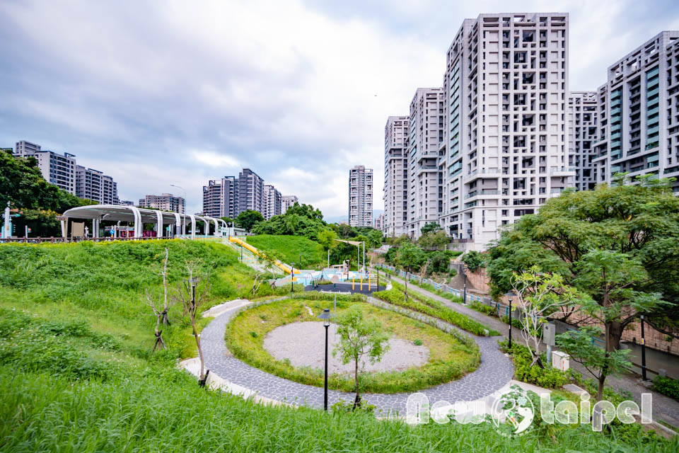 新北淡水景點〡溪畔公園〡淡海新市鎮最新公園 , 追風滑梯溜起來, 挑戰簡易攀爬遊戲組, 漫遊景觀步道聽潺潺流水