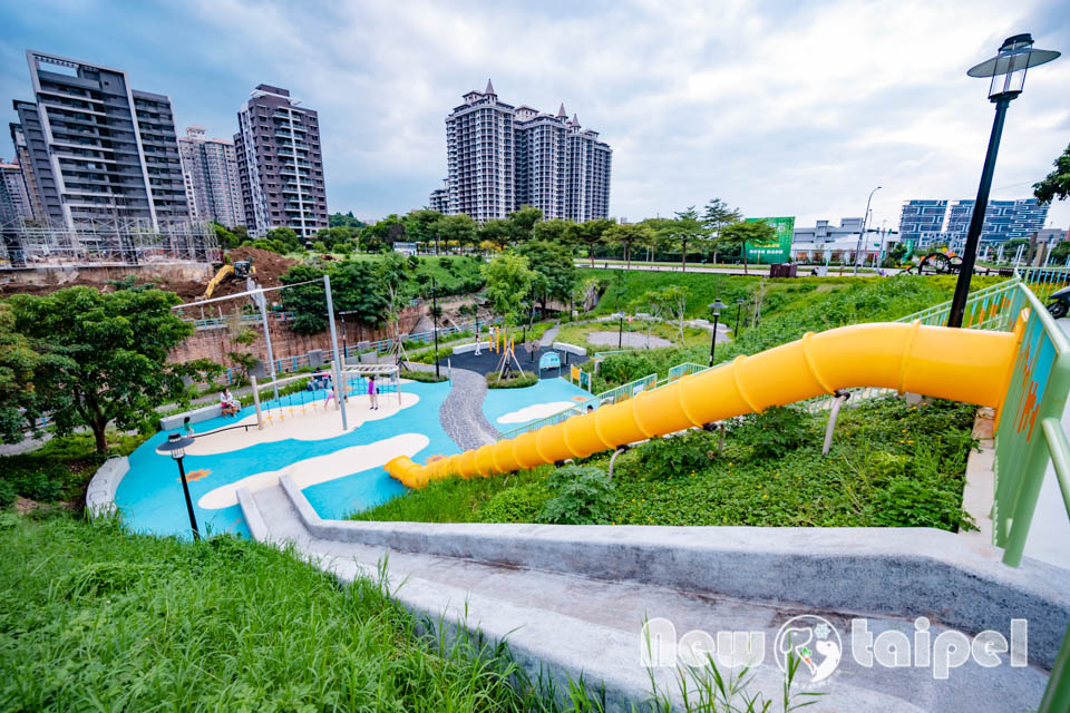 新北淡水景點〡溪畔公園〡淡海新市鎮最新公園 , 追風滑梯溜起來, 挑戰簡易攀爬遊戲組, 漫遊景觀步道聽潺潺流水