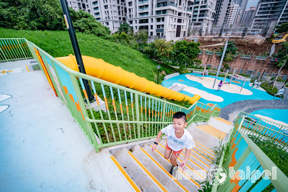 新北淡水景點〡溪畔公園〡淡海新市鎮最新公園 , 追風滑梯溜起來, 挑戰簡易攀爬遊戲組, 漫遊景觀步道聽潺潺流水