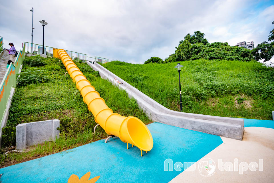 新北淡水景點〡溪畔公園〡淡海新市鎮最新公園 , 追風滑梯溜起來, 挑戰簡易攀爬遊戲組, 漫遊景觀步道聽潺潺流水